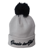 Lade das Bild in den Galerie-Viewer, Pudelmütze &quot;Benzin im Blut&quot;
